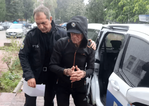 “Deli numarası” tutmadı! Elektrikli düzenekle komşunu öldürmeye çalışan sanık için karar değişti Antalya'da komşusunun kapısını yakıp, ardından çivilerle elektrikli düzenek kurarak öldürmeye