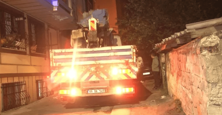 İstanbul Eyüpsultan’da vatandaşlar ‘Deprem oldu’ diye sokağa fırladı! Gerçek çok başka çıktı: Hasarlı binalar var! İstanbul Eyüpsultan'da gece saatlerinde kontrolsüz bir şekilde ara sokağa dalan