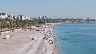 ANTALYA'da kasım ayının ilk haftasında yazdan kalma günler yaşanıyor.