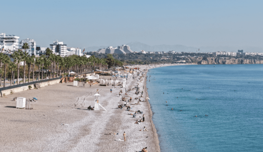 Konyaaltı Sahili’nde kasım ayında deniz keyfi ANTALYA'da kasım ayının ilk haftasında yazdan kalma günler yaşanıyor.