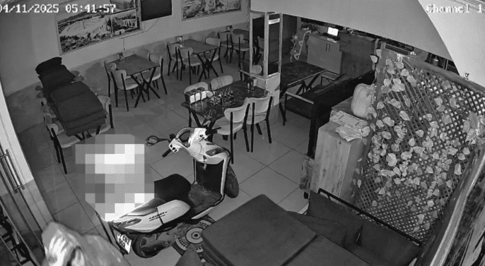 Antalya’da Hırsız Restorana Girdi, Para ve Motosikleti Çaldı Antalya'nın Serik ilçesindeki bir restoran, sabah saatlerinde hırsızlık olayına maruz