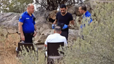 Antalya'da 30 metrelik falezlerin ucunda oturan adam, ekipleri alarma geçirdi.