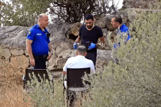 Biri ölümün ucunda, diğerleri keyfinde Antalya'da 30 metrelik falezlerin ucunda oturan adam, ekipleri alarma geçirdi.