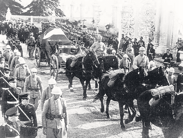 Atatürk’ün 10 Kasım 1938’de ölümü bütün Türkiye’de büyük bir üzüntüye sebep oldu. 11 Kasım’da ise İsmet İnönü cumhurbaşkanlığına seçildi. 1939’dan itibaren 10 Kasımlar büyük üzüntüyle anıldı. 1940’tan itibaren ise 10 Kasımlar milli matem olarak anılırken 11 Kasımlar İsmet İnönü’nün cumhurbaşkanı seçilmesinden dolayı “Mesut Bir Yıldönümü” olarak kutlanmaya başlandı Atatürk'ün vefatından bir yıl sonra 10 Kasım 1939'da ölüm yıldönümünde