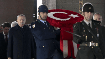 Cumhurbaşkanı Recep Tayyip Erdoğan ve beraberindeki devlet erkanı, Türkiye Cumhuriyeti'nin