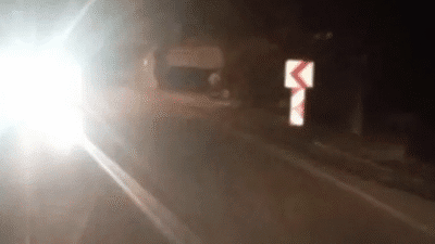 Antalya'nın Serik ilçesinde bir motosiklet sürücüsü, hatalı sollama yaptığı sırada