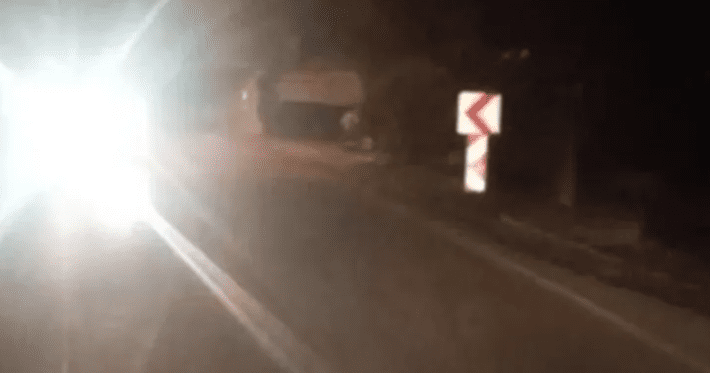 Antalya'nın Serik ilçesinde bir motosiklet sürücüsü, hatalı sollama yaptığı sırada