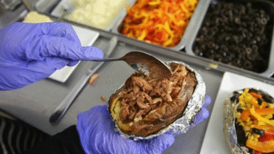 Almanya’dan İstanbul’a tatile gelen dört kişilik aileden midye ve kumpir