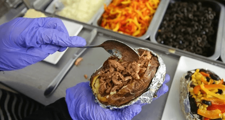 Almanya’dan İstanbul’a tatile gelen dört kişilik aileden midye ve kumpir