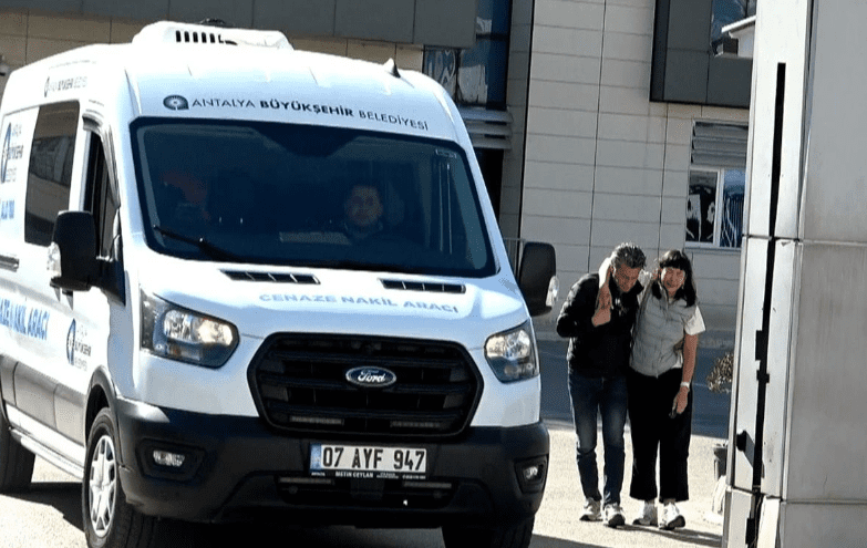 Antalya’da sokak ortasında canından oldu: Gözyaşlarına boğuldular Antalya Kaş’ta, annesiyle ilişkisi olduğunu iddia eden bir kişi gece