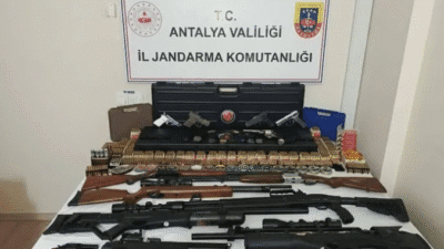 Antalya'nın Kemer ilçesinde jandarma ekiplerinin yaptığı baskında evden çok sayıda