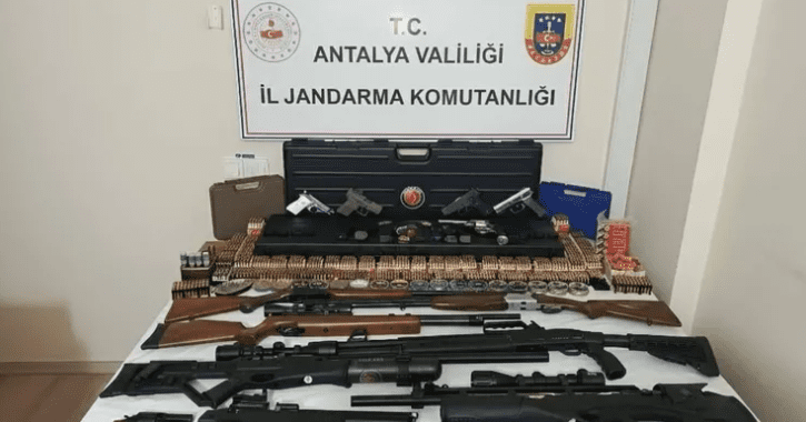 Antalya'nın Kemer ilçesinde jandarma ekiplerinin yaptığı baskında evden çok sayıda