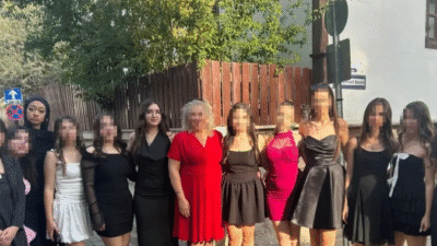 Antalya’nın Serik ilçesinde, mezuniyet fotoğrafı çekimi dönüşünde yolun karşısına geçmek