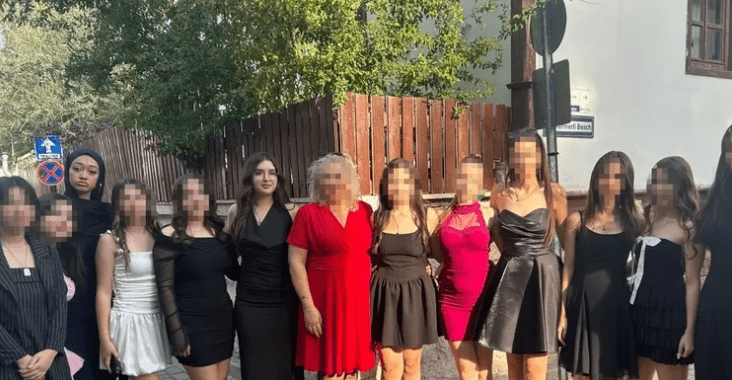 Antalya’nın Serik ilçesinde, mezuniyet fotoğrafı çekimi dönüşünde yolun karşısına geçmek