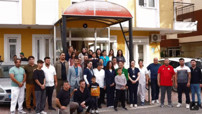 ANTALYA'da otomobil tutkunlarının oluşturduğu grup üyeleri, huzurevindeki yaşlıları ziyaret etti.