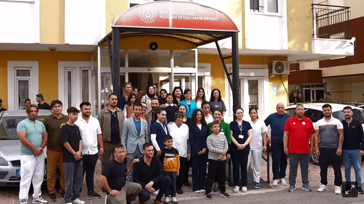 ANTALYA'da otomobil tutkunlarının oluşturduğu grup üyeleri, huzurevindeki yaşlıları ziyaret etti.