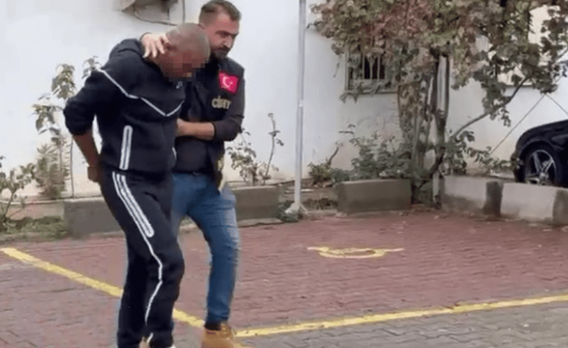 Antalya'da barışmak amacıyla bir araya geldiği husumetlisi olan akrabasını tabancayla