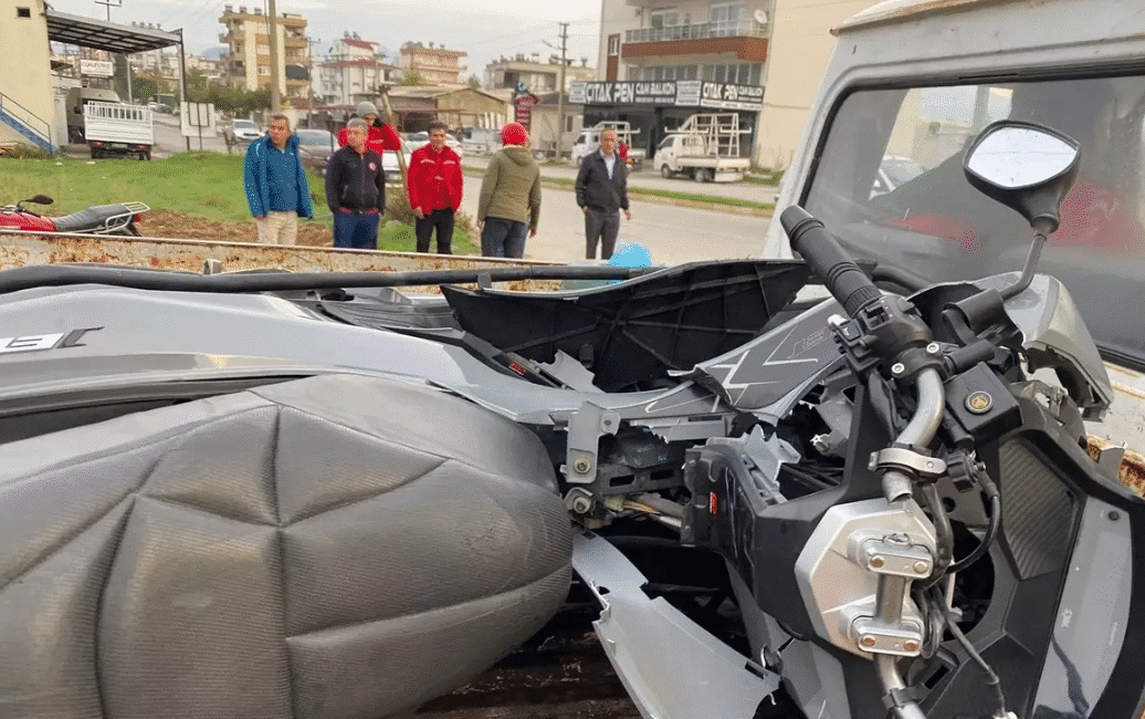 Serik'te otomobil ile motosiklet çarpıştı, iki kişi yaralandı. Yaralılar hastaneye