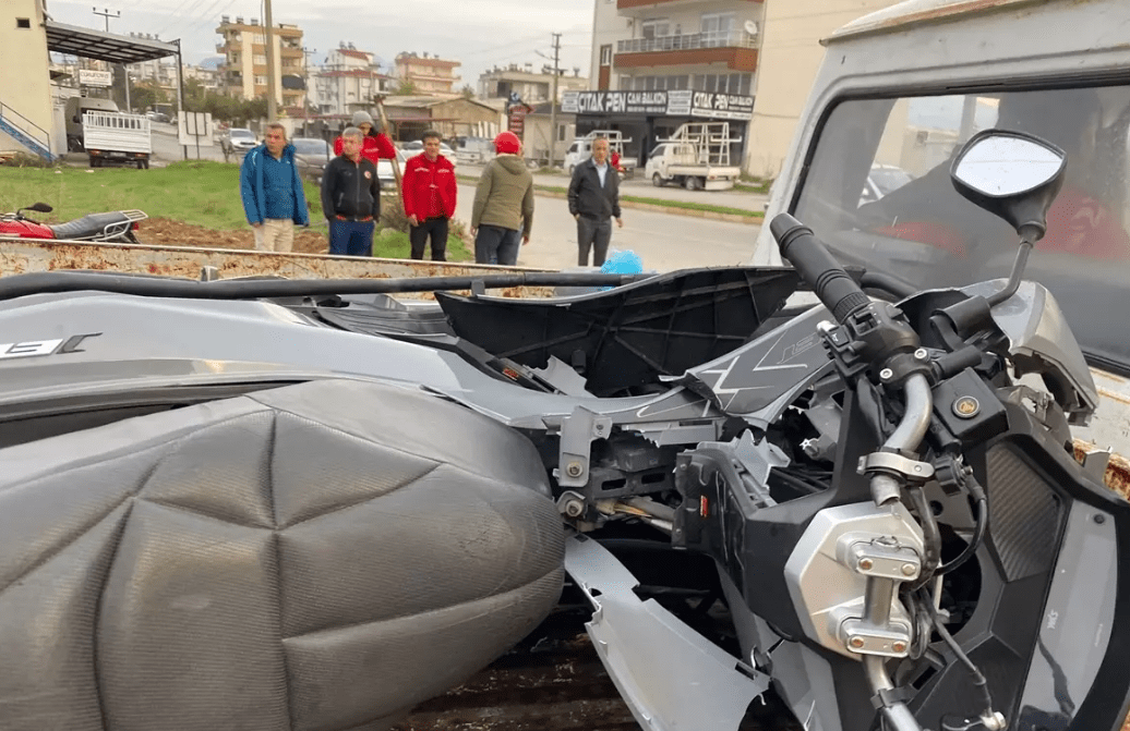 Serik'te otomobil ile motosiklet çarpıştı, iki kişi yaralandı. Yaralılar hastaneye