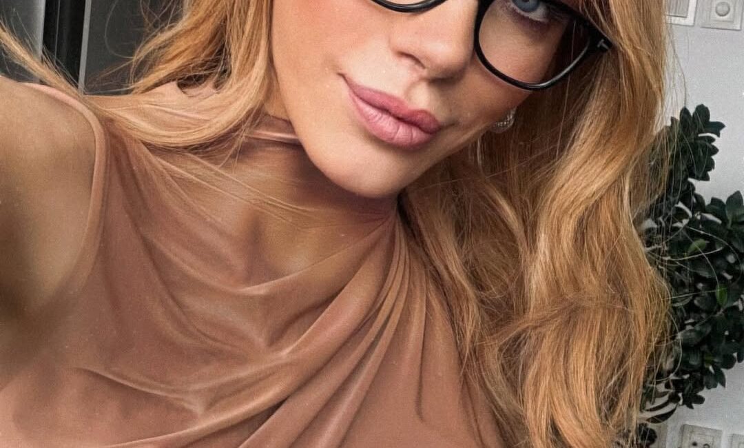 Ünlü spikerin geçmiş yıllara ait olduğu belirtilen bir karesi ile