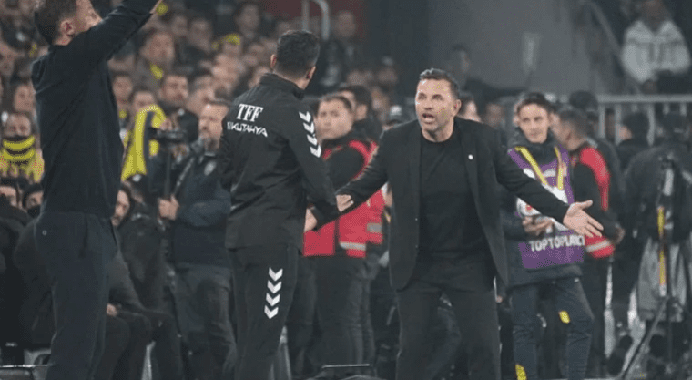 Galatasaray Teknik Direktörü Okan Buruk, Süper Lig'de deplasmanda oynanan Fenerbahçe