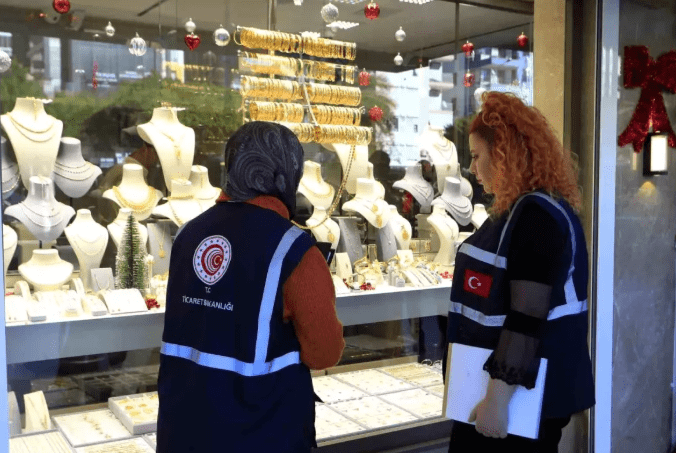 Antalya Ticaret İl Müdürlüğü ekiplerinden kuyumcu ve emlakçılara denetim Antalya Ticaret İl Müdürlüğü ekiplerince kuyumcu ve emlakçılara yönelik denetim