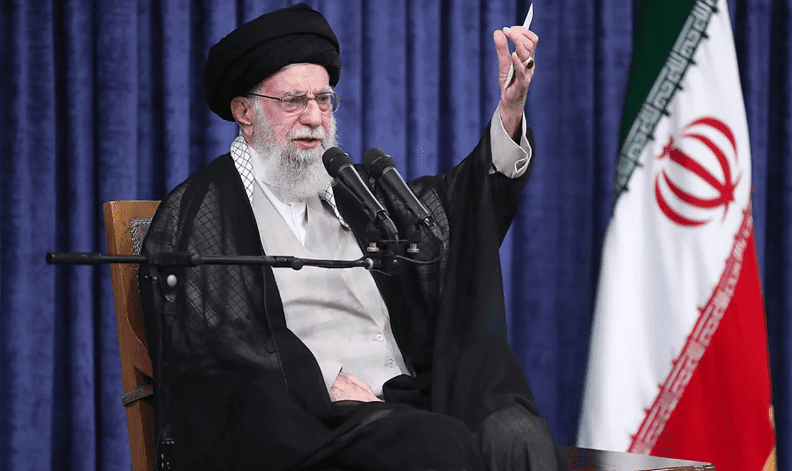 Ayetullah Hamaney, sürgündeki Veliaht Prens Pehlevi’nin özgürlük talebiyle kitlesel gösteri