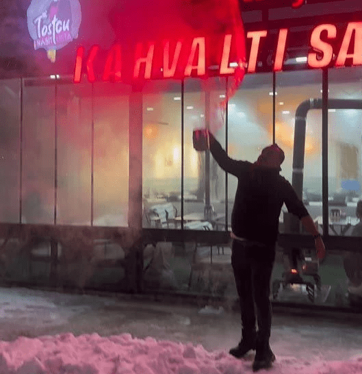 Sivas'ta soğuk havayı test etmek isteyen esnaf Raşit Yıldırım, gökyüzüne