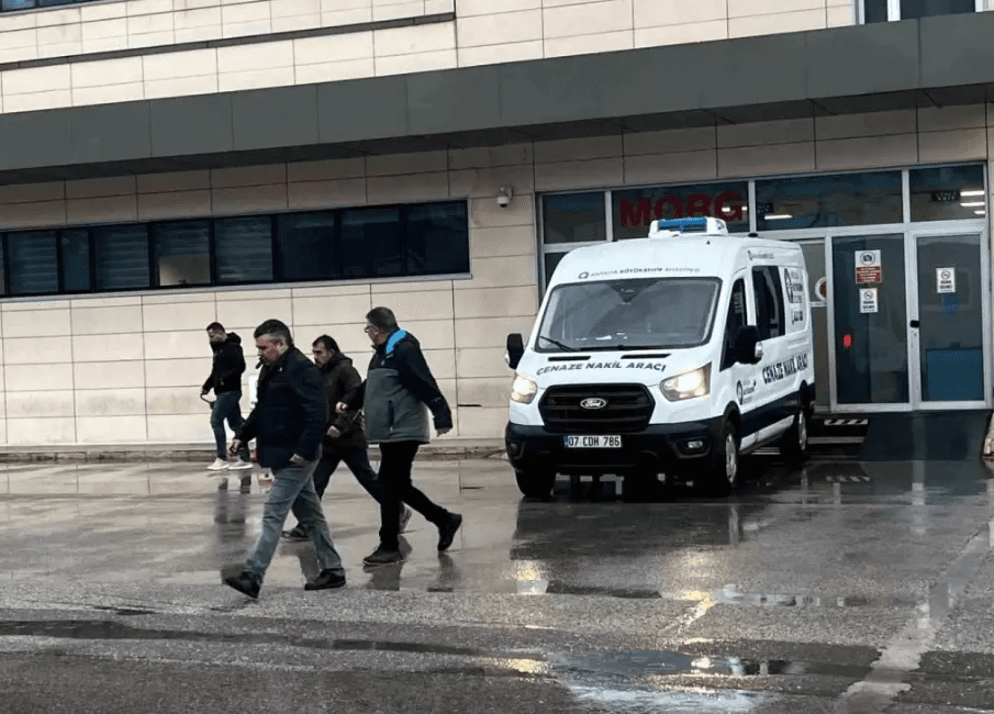 Antalya'nın Manavgat ilçesinde evinde silahla vurulmuş halde bulunan 50 yaşındaki