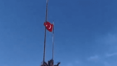 KCK’den yapılan açıklamada, “Türkiye Cumhuriyeti bayrağının indirilmesi bir provokasyondur. Bu