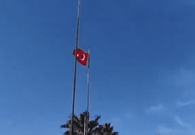 KCK’den yapılan açıklamada, “Türkiye Cumhuriyeti bayrağının indirilmesi bir provokasyondur. Bu