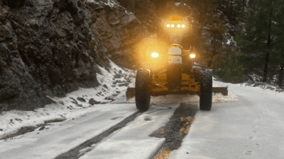 Antalya Büyükşehir Belediyesi ekipleri, olumsuz hava şartlarının etkisini sürdürdüğü Alanya