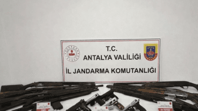 Antalya'da ruhsatsız silah operasyonunda 15 silah ele geçirildi