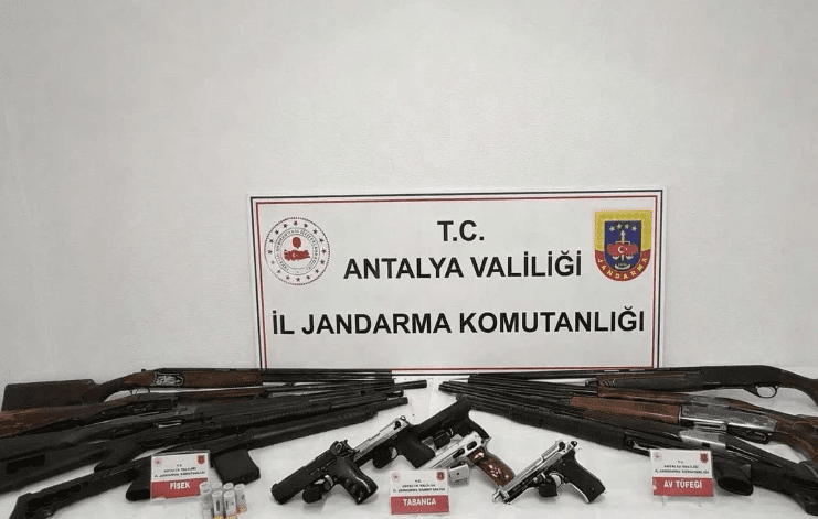 Antalya'da ruhsatsız silah operasyonunda 15 silah ele geçirildi