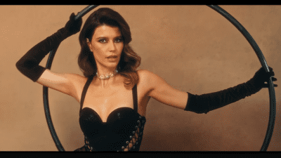 41 yaşındaki oyuncu Beren Saat, kariyerinde yeni bir sayfa açarak