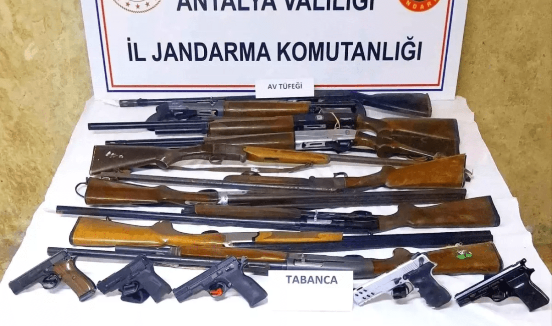 Antalya’da Ruhsatsız Silah Operasyonu Jandarma, Antalya’da ruhsatsız 15 silah ele geçirirken 5 şüpheliyi gözaltına