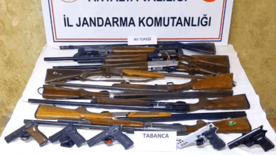 Jandarma, Antalya’da ruhsatsız 15 silah ele geçirirken 5 şüpheliyi gözaltına