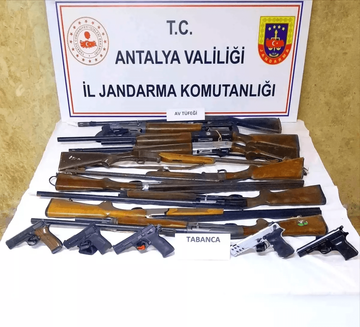 Jandarma, Antalya’da ruhsatsız 15 silah ele geçirirken 5 şüpheliyi gözaltına