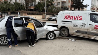  ANTALYA'da kontrolsüz kavşakta iki aracın çarpışması sonucu meydana gelen