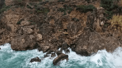 Antalya’da falezlerde gizli yaşam! Kapıdaki delikten görüntüledi: Bayağı bir yerleşke Antalya'nın dünyaca ünlü doğal değeri, yüksekliği 40 metreyi bulan falezlerde