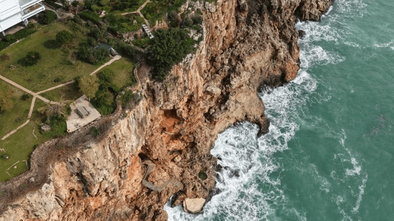 Dalış yapan vatandaş kayda alıp ortaya çıkarmıştı: Meğer 40 yıldır kimse fark etmemiş | Belediye tarafından mühürlendi Antalya'nın Konyaaltı Beach Park bölgesinden başlayıp, Lara kıyılarına doğru uzanan,