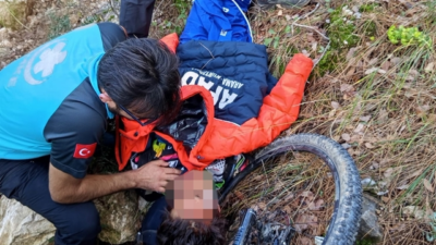 Antalya'da dağlık arazide bisiklet sürmeye çıkan genç yaklaşık 10 metrelik