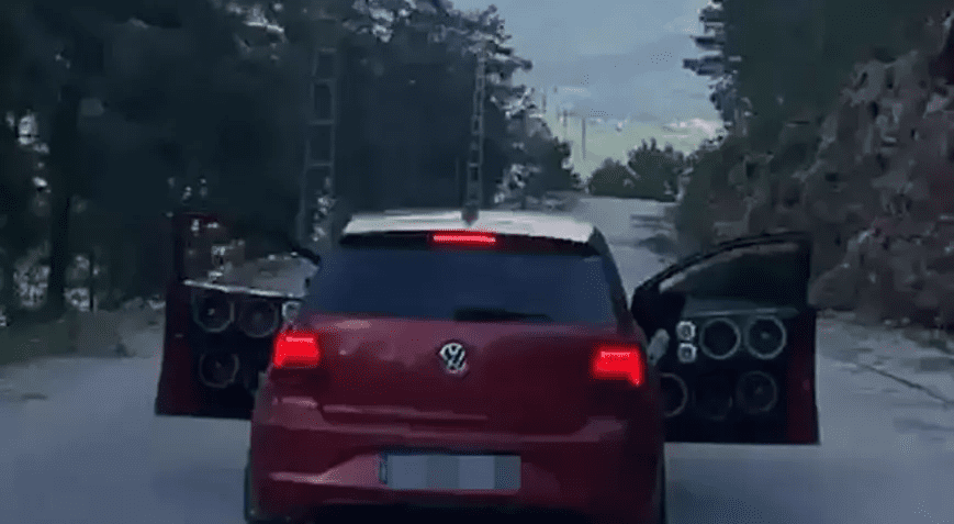 Yer: Antalya! 15 yaşındaki ehliyetsiz sürücüye yaşından büyük ceza Antalya’nın Alanya ilçesinde otomobilin kapıları açık şekilde ilerleyerek trafik güvenliğini