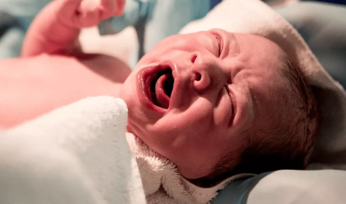 Bir ilimiz bu olayı konuşuyor! Çocuğunu hastanede çocuk özlemi çeken adama verdi Antalya'da maddi imkansızlıklar nedeniyle yeni doğan bebeğini başka bir erkeğin