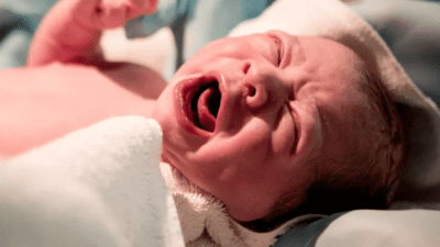 Antalya'da maddi imkansızlıklar nedeniyle yeni doğan bebeğini başka bir erkeğin