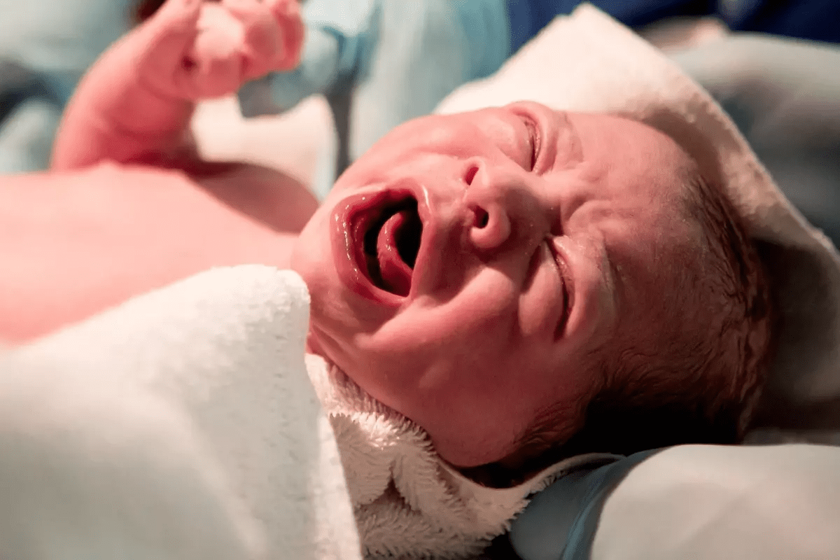 Antalya'da maddi imkansızlıklar nedeniyle yeni doğan bebeğini başka bir erkeğin