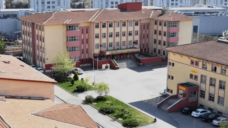 Öğretmen Fatma Nur Çelik bıçaklanarak öldürüldü, 17 yaşındaki şüpheli tutuklandı İstanbul Çekmeköy'deki Taşdelen Borsa İstanbul Mesleki ve Teknik Anadolu Lisesi'nde