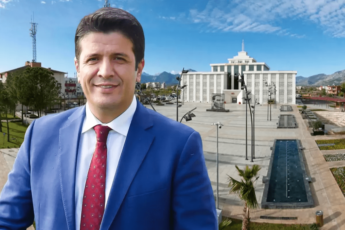 Antalya'nın Döşemealtı ilçesinde, eski Belediye Başkanı Turgay Genç'in de aralarında