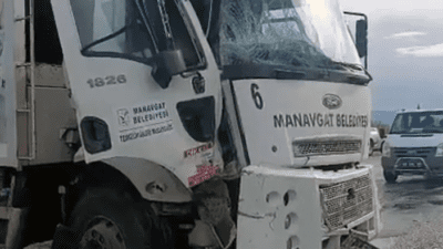 Antalya'nın Manavgat ilçesinde belediyeye ait çöp kamyonu ile kamyonet çarpıştı.