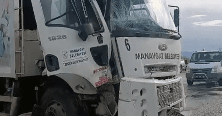 Antalya'nın Manavgat ilçesinde belediyeye ait çöp kamyonu ile kamyonet çarpıştı.